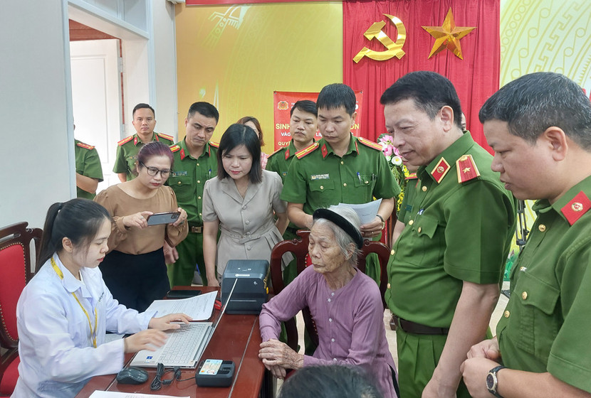 Lấy mẫu ADN cho Bà mẹ Việt Nam Anh hùng tại huyện Thạch Thất