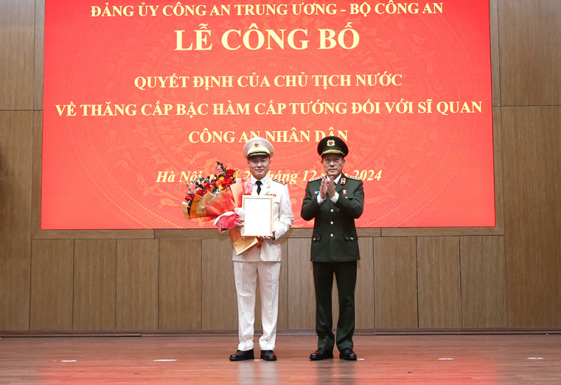 Đại tướng Lương Tam Quang, Ủy viên Bộ Chính trị, Bí thư Đảng ủy Công an Trung ương, Bộ trưởng Bộ Công an trao Quyết định của Chủ tịch nước thăng cấp bậc hàm từ Thiếu tướng lên Trung tướng đối với đồng chí Nguyễn Ngọc Lâm, Thứ trưởng Bộ Công an
