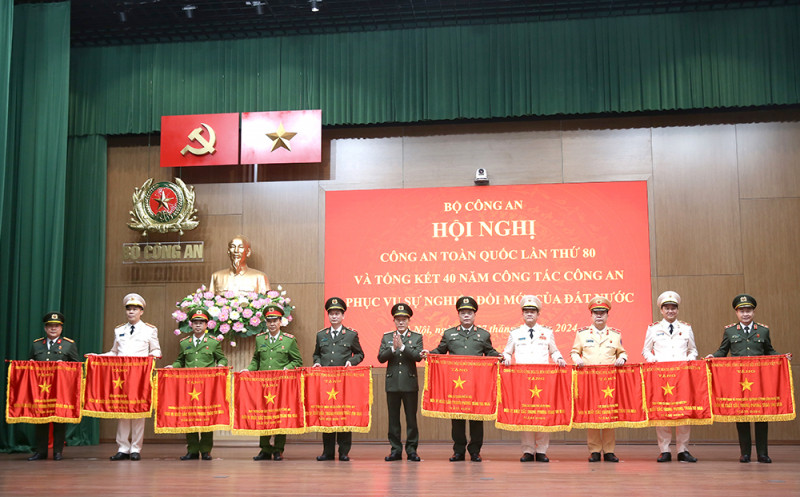 Đại tướng Lương Tam Quang trao Cờ thi đua xuất sắc của Thủ tướng Chính phủ cho Công an các đơn vị