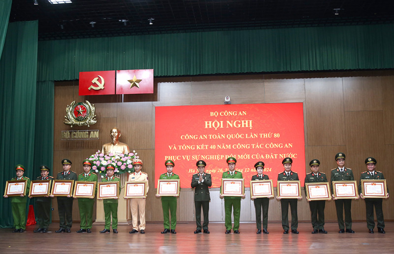 Đại tướng Lương Tam Quang trao danh hiệu "Chiến sĩ thi đua toàn quốc" cho 13 cá nhân