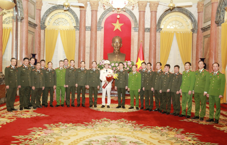 Các đồng chí trong Đảng ủy Công an Trung ương tặng hoa chúc mừng Thứ trưởng Lê Quốc Hùng Các đồng chí trong Đảng ủy Công an Trung ương tặng hoa chúc mừng Thứ trưởng Lê Quốc Hùng