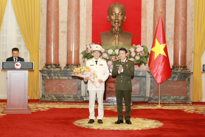 Đại tướng Lương Tam Quang, Ủy viên Bộ Chính trị, Bí thư Đảng ủy Công an Trung ương, Bộ trưởng Bộ Công an tặng hoa chúc mừng Thượng tướng Lê Quốc Hùng Đại tướng Lương Tam Quang, Ủy viên Bộ Chính trị, Bí thư Đảng ủy Công an Trung ương, Bộ trưởng Bộ Công an tặng hoa chúc mừng Thượng tướng Lê Quốc Hùng