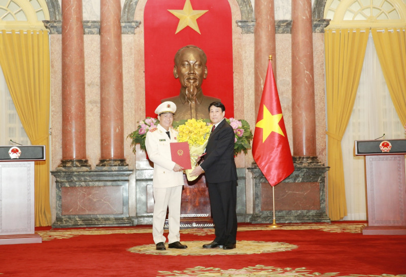 Chủ tịch nước Lương Cường trao quyết định thăng cấp bậc hàm từ Trung tướng lên Thượng tướng cho Thứ trưởng Lê Quốc Hùng Chủ tịch nước Lương Cường trao quyết định thăng cấp bậc hàm từ Trung tướng lên Thượng tướng cho Thứ trưởng Lê Quốc Hùng