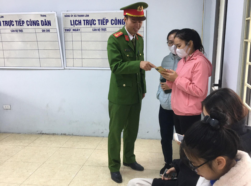 CAH Mê Linh hướng dẫn nhân dân cài đặt ứng dụng VNeID tại trụ sở các xã