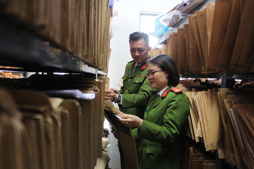 Những túi hồ sơ lưu trữ qua hàng chục năm đã được số hóa "hòa mạng" với cơ sở dữ liệu dân cư