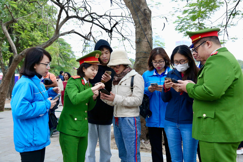 Tranh thủ những ngày cuối tuần, CAQ Hoàn Kiếm phối hợp với Đoàn thanh niên hướng dẫn nhân dân cài đặt ứng dụng định danh điện tử