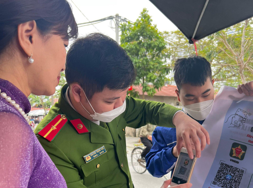 CAH Đông Anh tạo các mã QR để người dân dễ dàng cài đặt ứng dụng VNeID