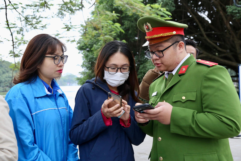 Trong dịp này CAQ Hoàn Kiếm triển khai 20 tổ xung kích, hướng dẫn nhân dân, đặt mục tiêu đến tháng 10-2023 tất cả công dân sẽ có định danh điện tử