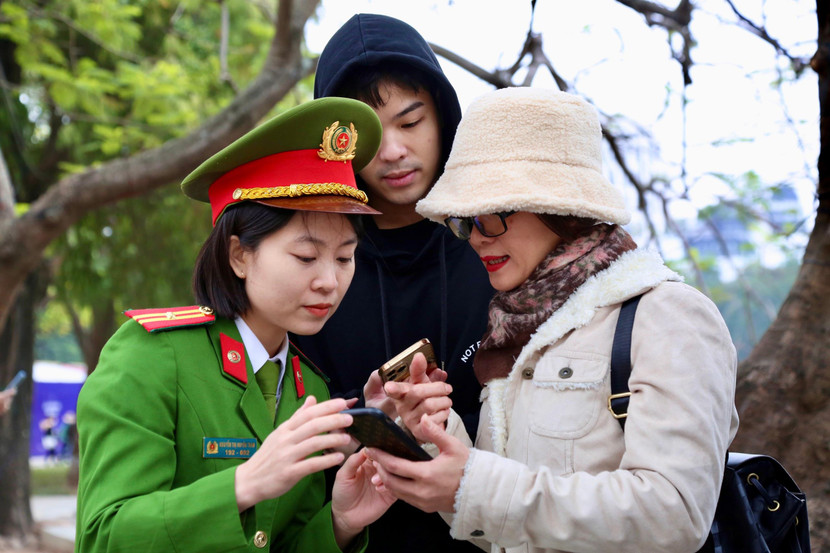 Công dân được cán bộ công an hướng dẫn tận tình để có thể dễ dàng cài đặt ứng dụng