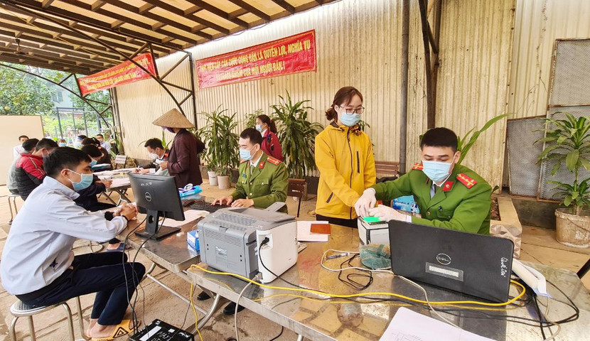 Khá đông công nhân có nhu cầu làm CCCD ngay tại nơi lao động sản xuất