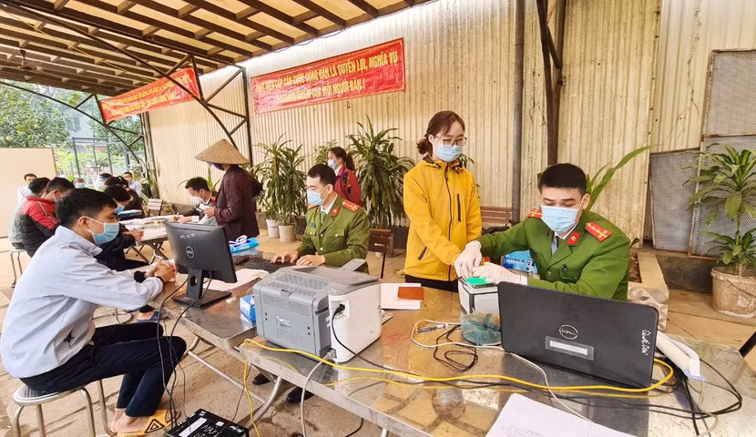 Khá đông công nhân có nhu cầu làm CCCD ngay tại nơi lao động sản xuất