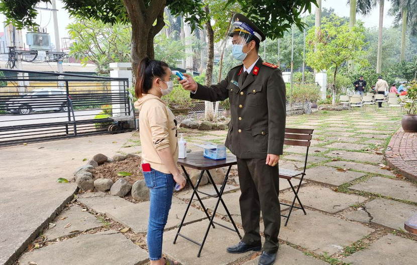 Kiểm tra thân nhiệt cho công dân trước khi vào làm căn cước