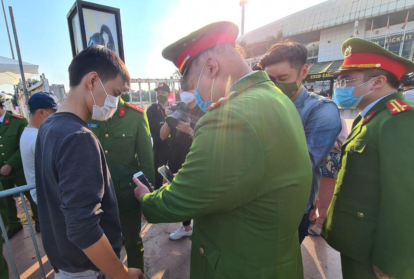 Nếu không có thẻ CCCD gắn chip, người dân có thể sử dụng ứng dụng VNEID trên nền tảng cơ sở dữ liệu dân cư Nếu không có thẻ CCCD gắn chip, người dân có thể sử dụng ứng dụng VNEID trên nền tảng cơ sở dữ liệu dân cư