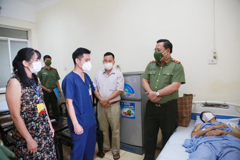 Trung tướng Nguyễn Hải Trung trao đổi với bác sỹ trực tiếp mổ cho Thượng úy Nguyễn Duy Khánh và đại diện gia đình