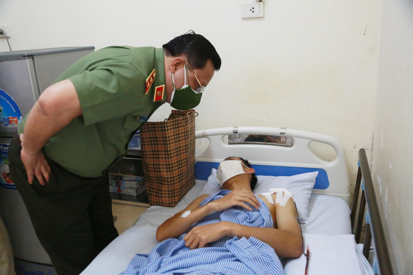 Trung tướng Nguyễn Hải Trung ân cần thăm hỏi Thượng úy Nguyễn Duy Khánh