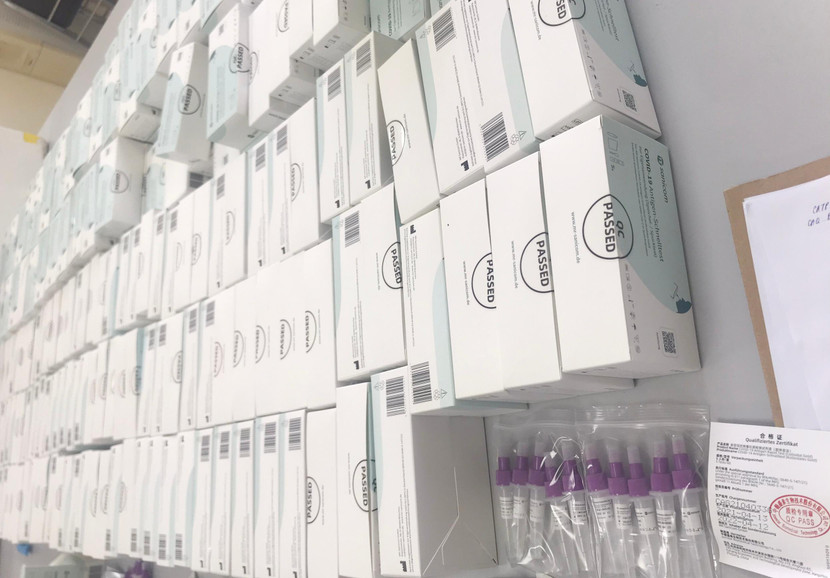 Gần 1.000 bộ test Covid-19 không có hóa đơn chứng từ, không được các cơ quan y tế cấp phép lưu hành Gần 1.000 bộ test Covid-19 không có hóa đơn chứng từ, không được các cơ quan y tế cấp phép lưu hành