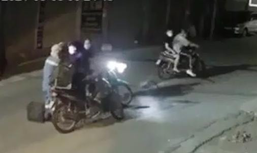 Hình ảnh nhóm đối tượng thực hiện hành vi đe dọa cướp tài sản của nữ công nhân môi trường