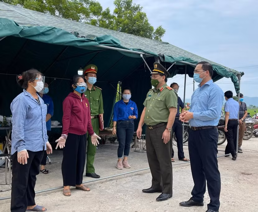 Trung tướng Nguyễn Hải Trung, Ủy viên Ban Thường vụ Thành ủy, Bí thư Đảng ủy, Giám đốc CATP Hà Nội trò chuyện với cán bộ trực chốt kiểm soát tại thôn Khả Lâm Trung tướng Nguyễn Hải Trung, Ủy viên Ban Thường vụ Thành ủy, Bí thư Đảng ủy, Giám đốc CATP Hà Nội trò chuyện với cán bộ trực chốt kiểm soát tại thôn Khả Lâm