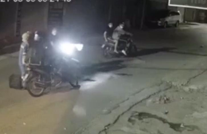 Hình ảnh người phụ nữ bị đe dọa, cướp xe