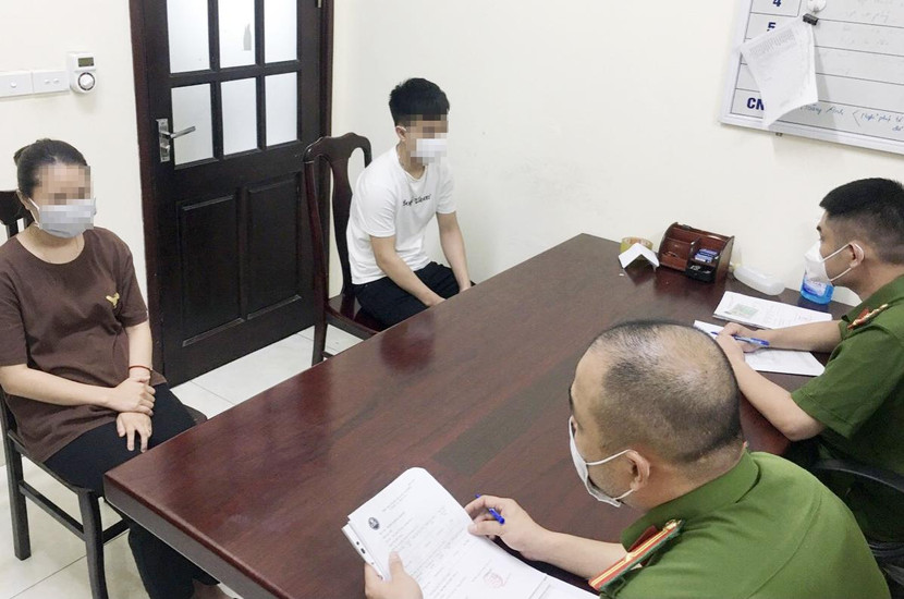 Cơ quan công an làm việc với đôi nam nữ thuê xe cứu thương để vào được Hà Nội