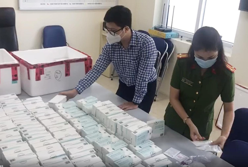 Cơ quan chức năng kiểm đếm số kit test bị thu giữ Cơ quan chức năng kiểm đếm số kit test bị thu giữ