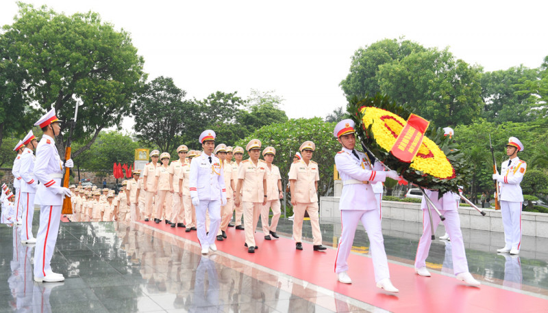 Đoàn Đảng ủy Công an Trung ương, lãnh đạo Bộ Công an dâng hoa lên tượng đài các Anh hùng liệt sỹ