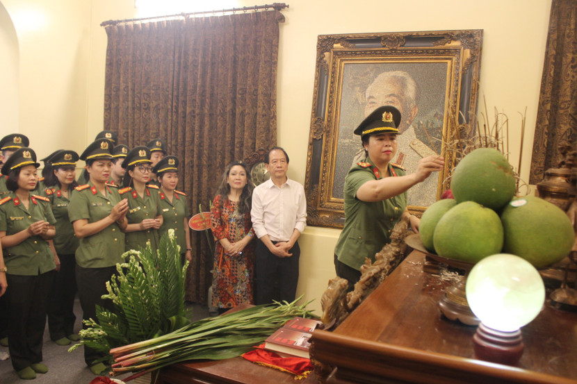 Thượng tá Cao Thị Hồng Minh, Phó trưởng Phòng An ninh kinh tế thay mặt đoàn công tác thắp hương tri ân, tưởng nhớ Đại tướng Thượng tá Cao Thị Hồng Minh, Phó trưởng Phòng An ninh kinh tế thay mặt đoàn công tác thắp hương tri ân, tưởng nhớ Đại tướng