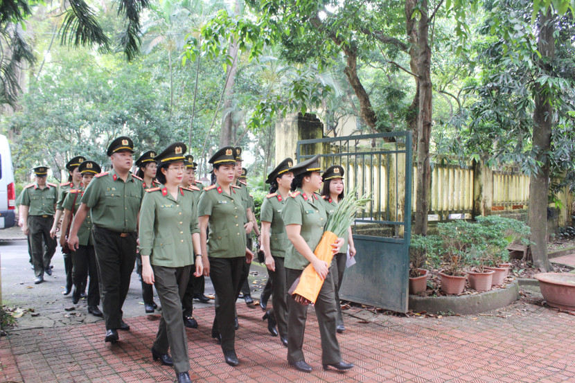 Đoàn đại biểu hội viên phụ nữ, đoàn thanh niên Phòng An ninh kinh tế dâng hoa trong khuôn viên nhà Đại tướng Võ Nguyên Giáp Đoàn đại biểu hội viên phụ nữ, đoàn thanh niên Phòng An ninh kinh tế dâng hoa trong khuôn viên nhà Đại tướng Võ Nguyên Giáp