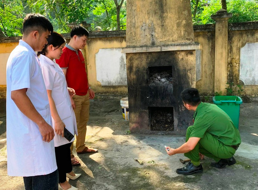 Lực lượng chức năng xã Bảo Hà tiêu hủy thuốc lá điện tử