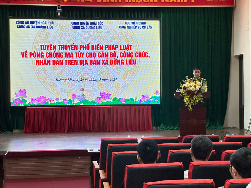 Chỉ huy Công an xã Dương Liễu trao đổi với cán bộ nhân dân xã Dương Liễu về tác hại của ma túy