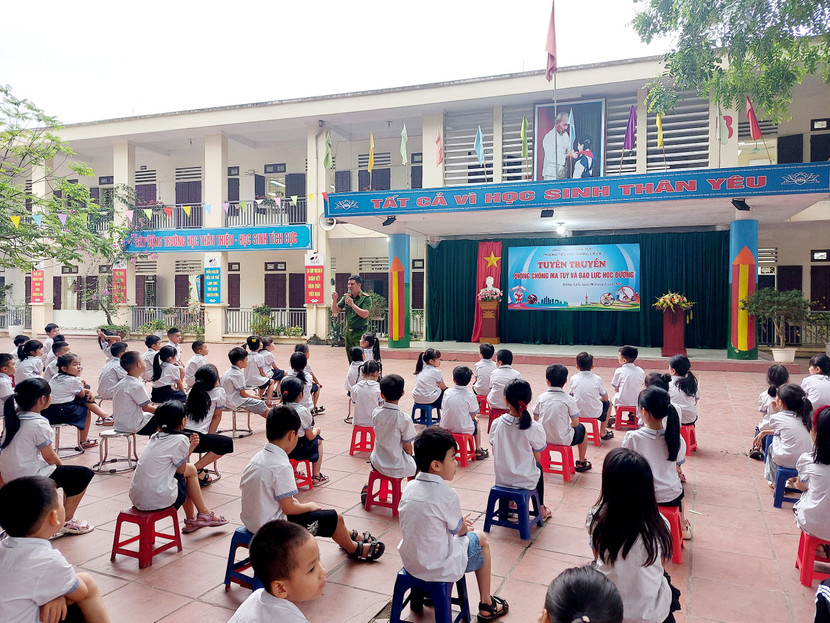 Giảng viên, Học viên Học viện Cảnh sát nhân dân tuyên truyền về tác hại của ma túy và bạo lực học đường