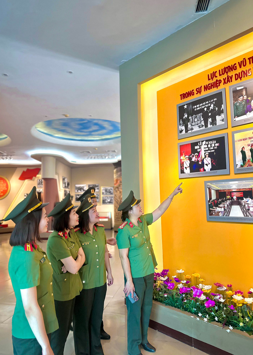 Tiếp đó, đoàn đến thăm Bảo tàng Chiến thắng B-52 Tiếp đó, đoàn đến thăm Bảo tàng Chiến thắng B-52