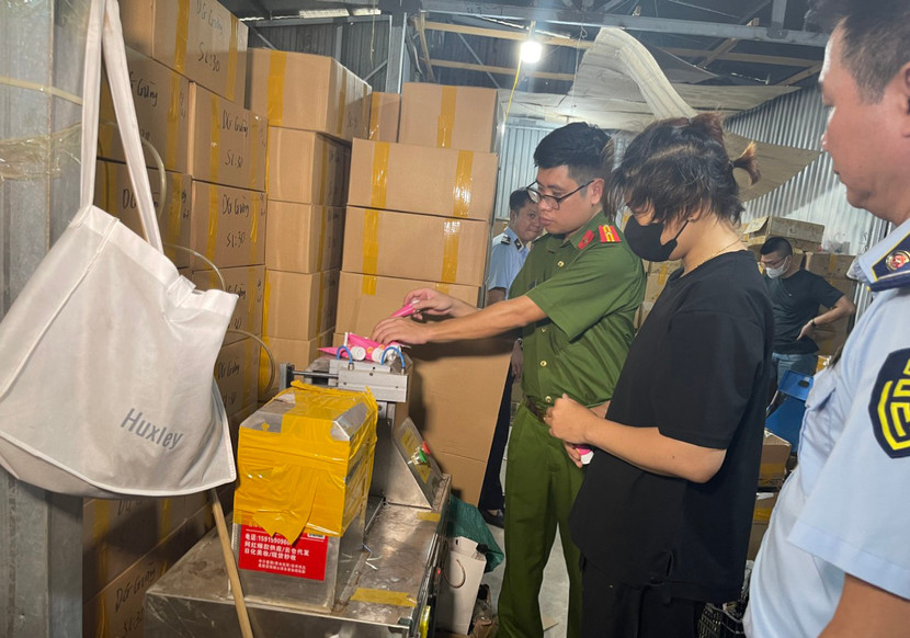 Lực lượng chức năng kiểm tra kho hàng