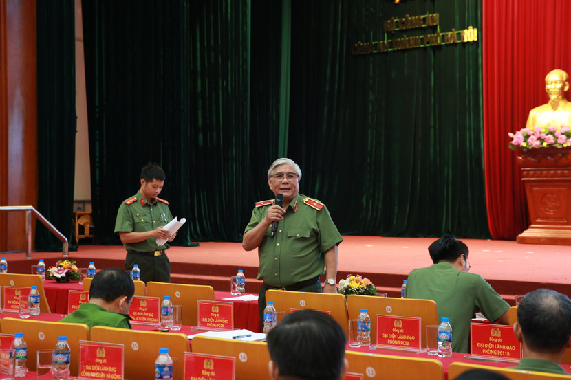 Thiếu tướng Nguyễn Bình Ban giải đáp, trao đổi những thông tin giá trị