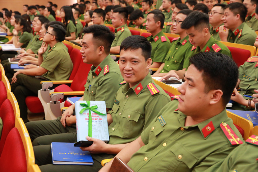 Nhận phần thưởng cho câu trả lời xuất sắc