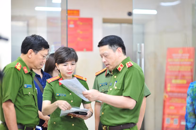 Thiếu tướng Nguyễn Hồng Ky, Phó Giám đốc CATP kiểm tra việc triển khai thực hiện Luật Căn cước và thu nhận hồ sơ cấp Thẻ căn cước tại Phòng Cảnh sát QLHC về TTXH