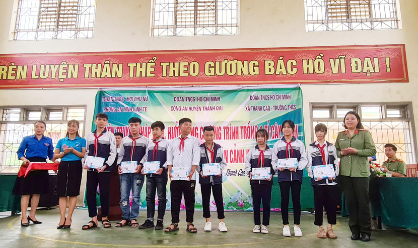 Tặng quà học sinh có hoàn cảnh khó khăn của trường THCS Thanh Cao