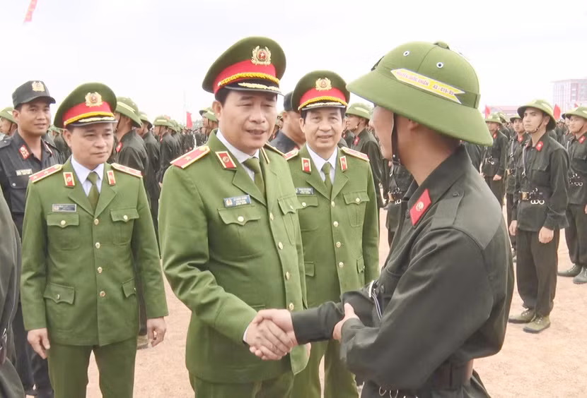 Thiếu tướng Lê Quốc Hùng, Ủy viên Trung ương Đảng, Thứ trưởng Bộ Công an thăm hỏi, động viên tân binh