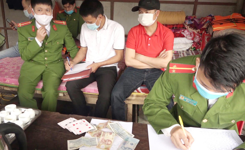 CAH Mỹ Đức bàn giao xã Hương Sơn lập biên bản xử lý nhóm thanh niên đánh bạc trên thuyền