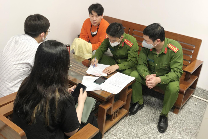 Hai bên lập biên bản bàn giao đối tượng