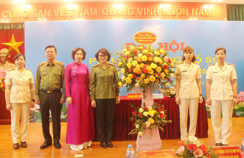 Các đại biểu dự Đại hội chúc mừng Hội Phụ nữ Phòng Hồ sơ CATP Hà Nội