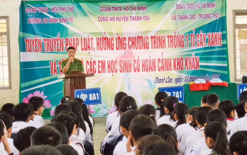 Thiếu tá Nguyễn Duy Phương, cán bộ CAH Thanh Oai tuyên truyền, phổ biến giáo dục pháp luật cho học sinh trường THCS Thanh Cao