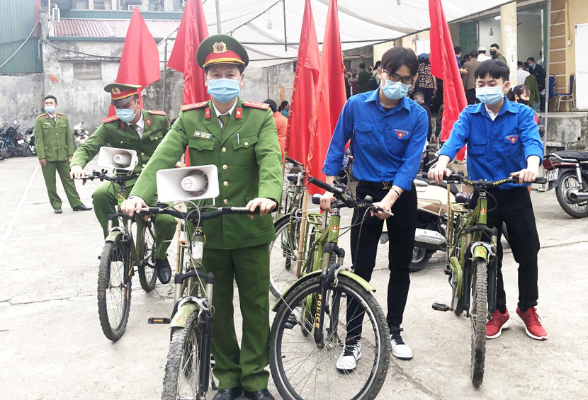 Đoàn thanh niên CAQ Bắc Từ Liêm và Quận đoàn Bắc Từ Liêm cùng đồng hành tuyên truyền trong chiến dịch cấp CCCD mới