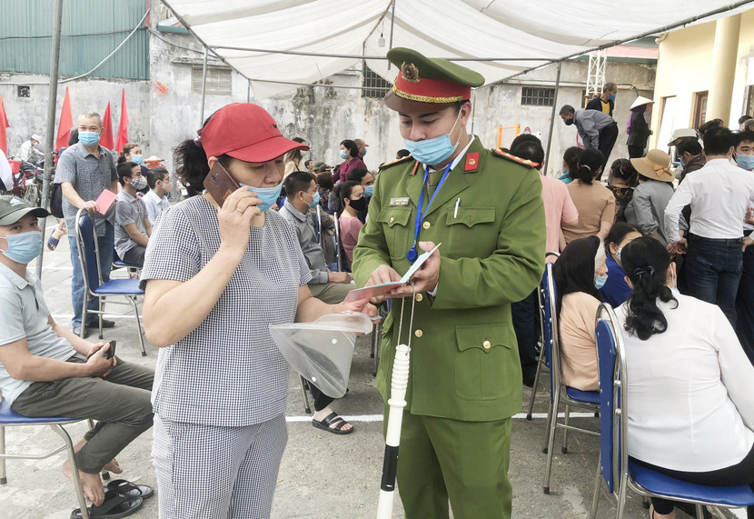 Đoàn viên thanh niên CAQ Bắc Từ Liêm tận tình hướng dẫn người dân trong thủ tục cấp CCCD mới