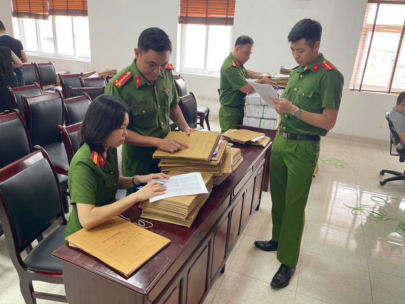 Cán bộ Phòng Cảnh sát QLHC về TTXH bàn giao hồ sơ về Công an cấp xã