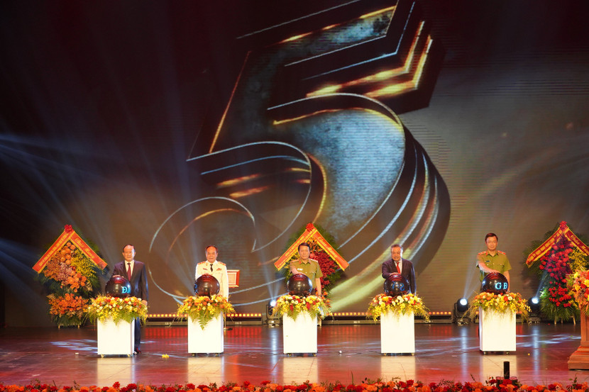 Ngày 30-7 vừa qua, tại Lễ kỷ niệm 80 năm Ngày truyền thống Công an nhân dân và 20 năm Ngày hội toàn dân bảo vệ ANTQ tổ chức trang trọng tại Nhà hát Hồ Gươm, các đồng chí: Đại tướng Lương Tam Quang – Ủy viên Bộ Chính trị, Bộ trưởng Bộ Công an; Trần Sỹ Thanh – Ủy viên Trung ương Đảng, Chủ tịch UBND thành phố Hà Nội; Nguyễn Ngọc Tuấn – Ủy viên Ban Thường vụ Thành ủy, Chủ tịch HĐND thành phố Hà Nội; Thiếu tướng Phạm Kim Đĩnh – Cục trưởng Cục Công tác chính trị; Trung tướng Nguyễn Thanh Tùng – Ủy viên Ban Thường vụ Thành ủy, Bí thư Đảng ủy, Giám đốc Công an thành phố Hà Nội thực hiện nghi thức kích hoạt chuyển đổi số