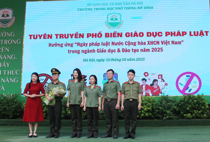 Đại diện nhà trường cảm ơn đội ngũ báo cáo viên và cán bộ Công an phường Từ Liêm