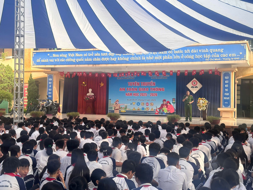 Buổi tuyên truyền về an toàn giao thông tại trường THCS Xuân Đỉnh