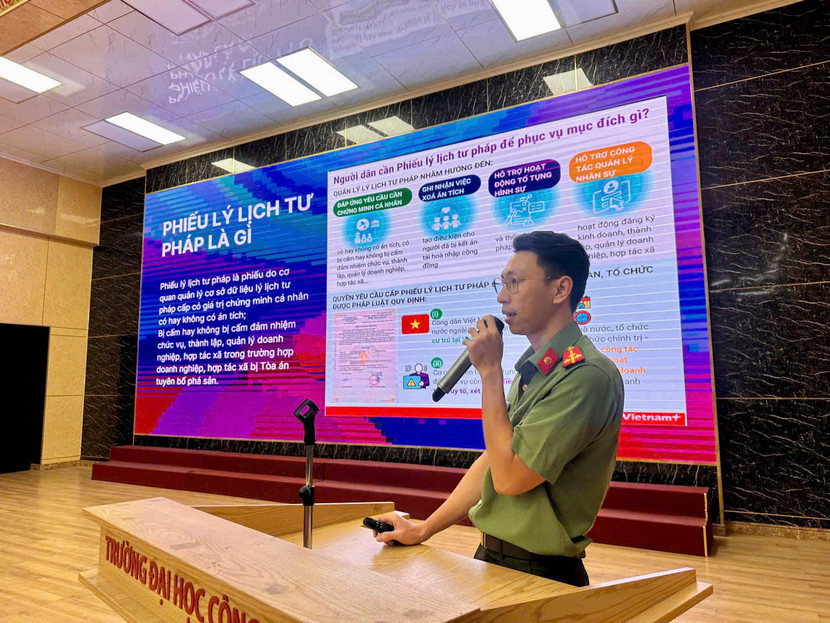 Báo cáo viên Phòng Hồ sơ nghiệp vụ trao đổi tại chương trình