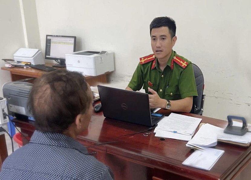 Cán bộ Công an xã Kỳ Anh trao đổi với ông N.V.L về thủ đoạn của các đối tượng lừa đảo